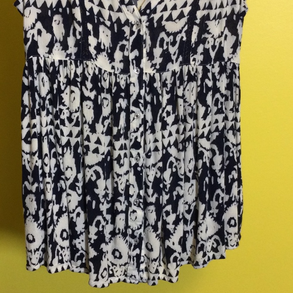 XS Anthro/Victoria Virginia navy Aztec top - Picture 6 of 15